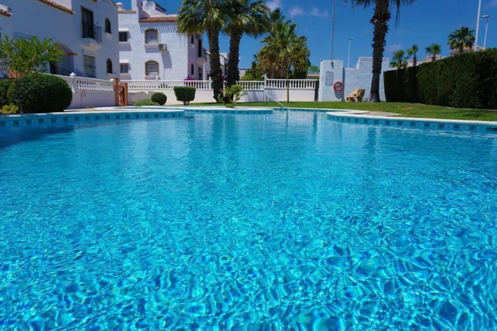 Spacious Ground floor apartment with Garden & Communal Pool - B&B Los Dolses