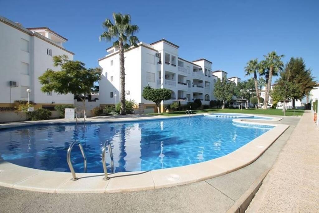 Stunning Penthouse Apartment in Villamartin with Communal Pool - Ferienwohnung