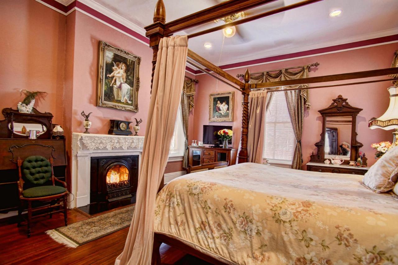 Lincoln Queen Room 2