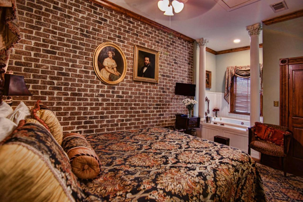 Carriage House Queen Room 6
