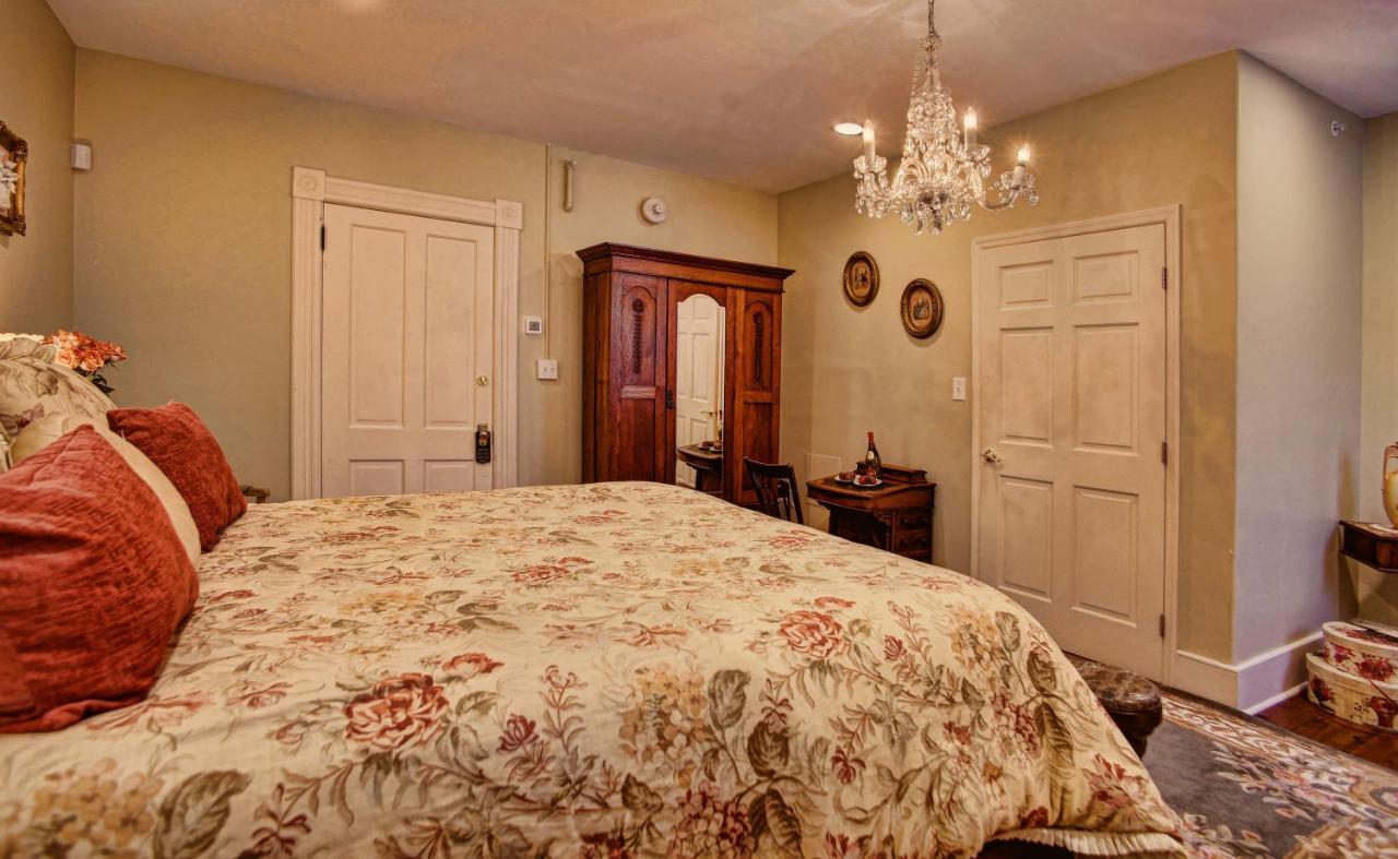 Deluxe Queen Suite