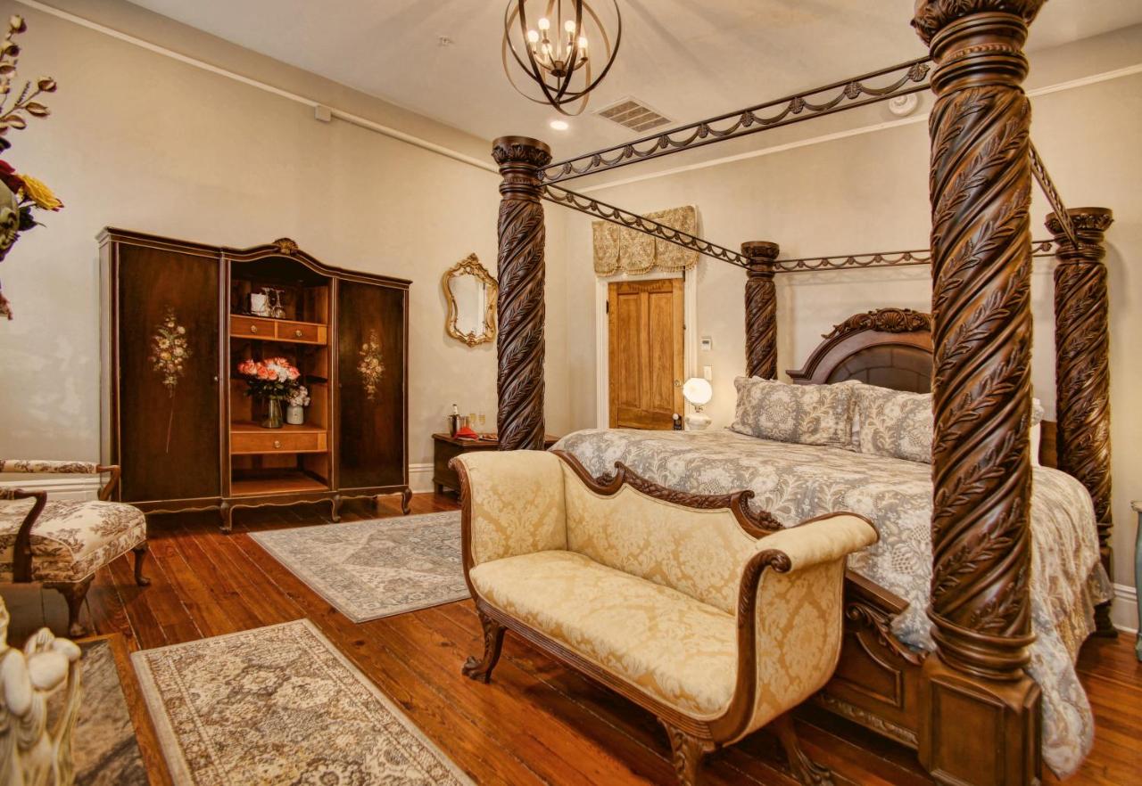 Deluxe Queen Suite