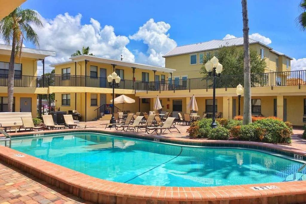 B&B St. Pete Beach - Beach Condo in Gated Complex, Heated Courtyard Pool, Ocean only 1 block away! - Bed and Breakfast St. Pete Beach