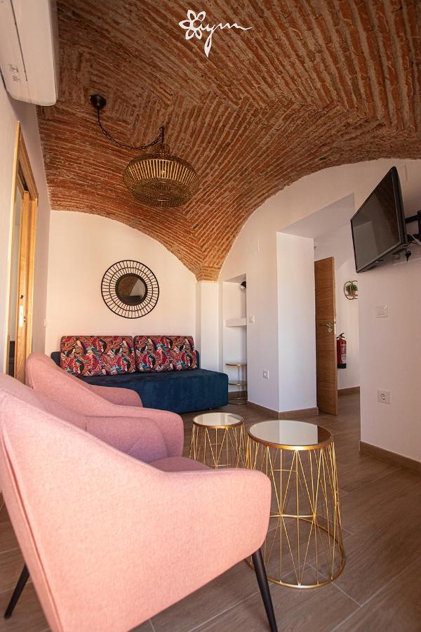 Apartamentos Turísticos AbrilyMarzo - Chambres d’hôtes Cáceres