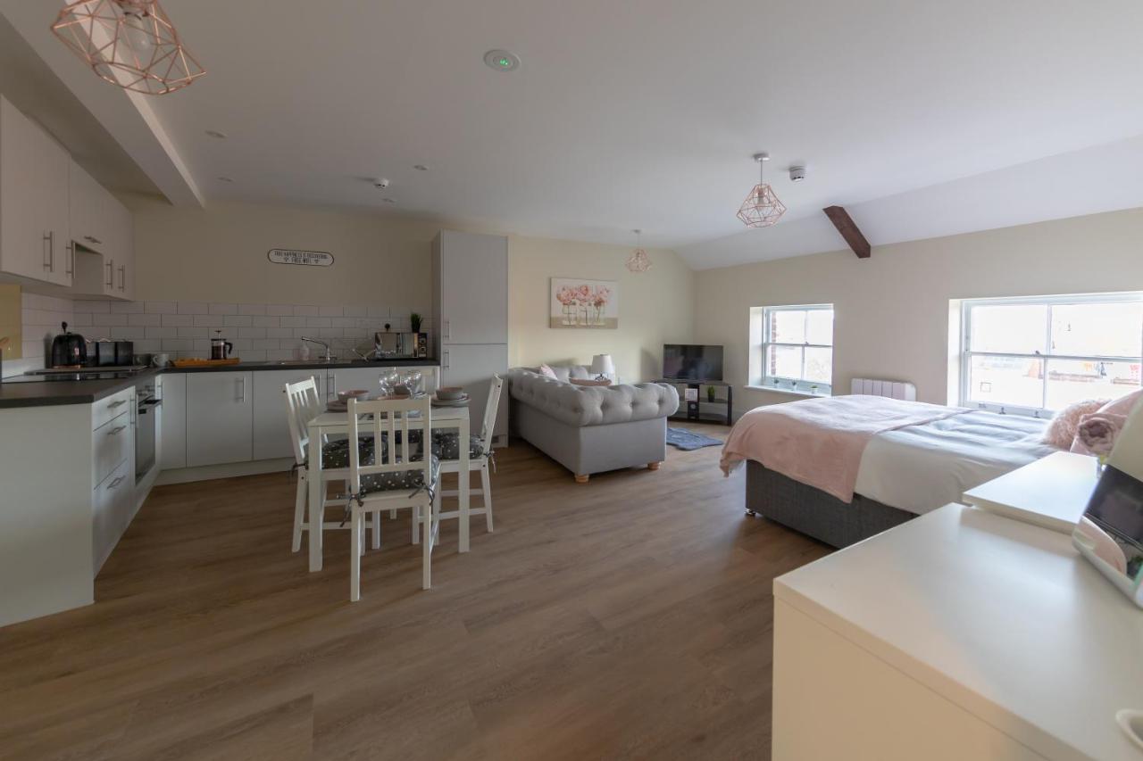 Hereford City Centre - Apartment 9, Isabella House - Modern Apartment In The Heart of The City - Sleeps 4 Guests - Hosted by RENTMYHOUSE - Bed and Breakfast Hereford