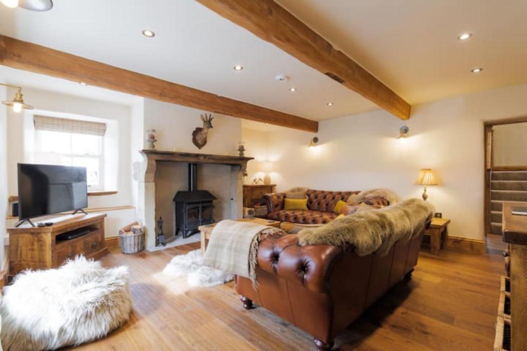 B&B Austwick - 5 Star Cottage on the Green with Log Burner - Dog Friendly - Bed and Breakfast Austwick