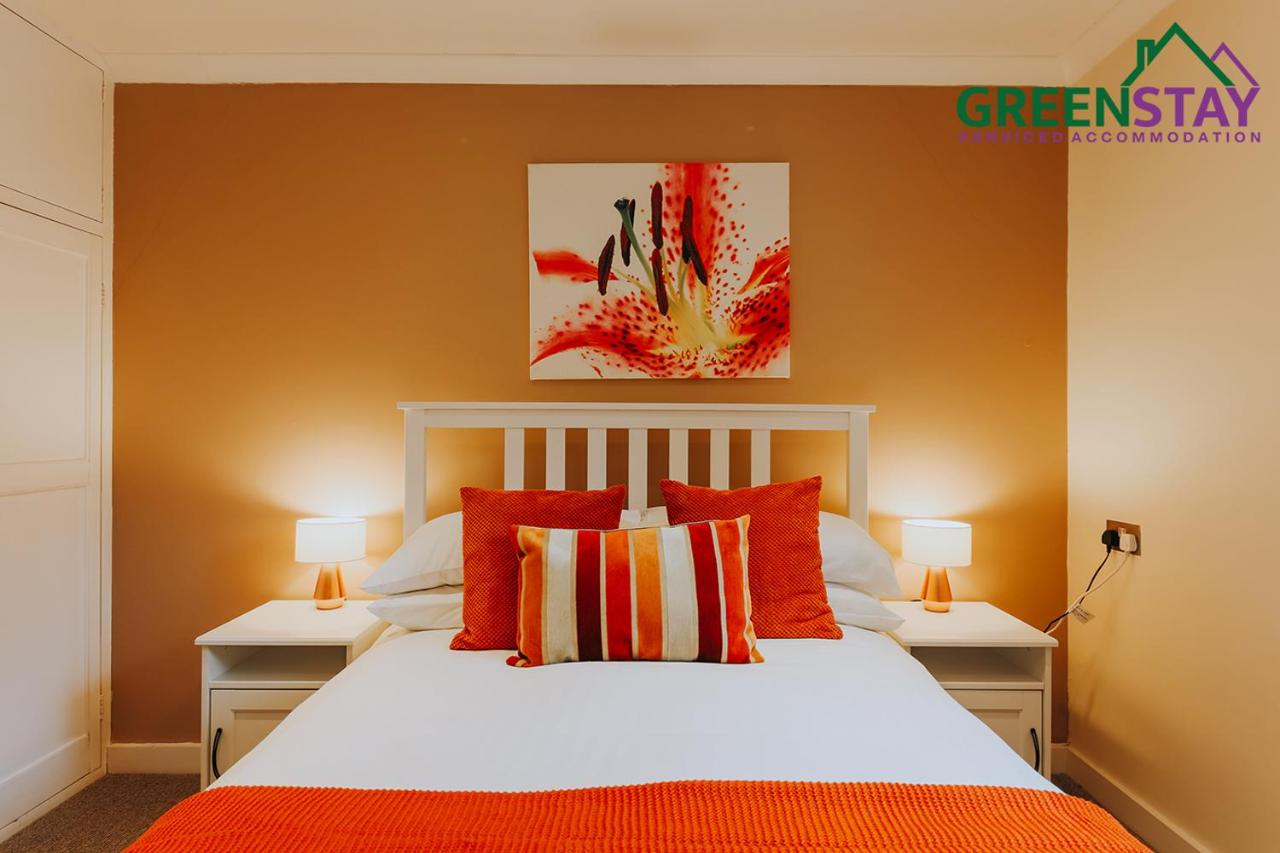 "The Garden Apartment Newquay" by Greenstay Serviced Accommodation - Beautiful 2 Bed Apartment With Parking & Garden Terrace, Dog Friendly, Close To Beaches, Shops & Restaurants - Perfect For Families, Couples, Small Groups & Business Travellers - Chambres d'hôtes Newquay