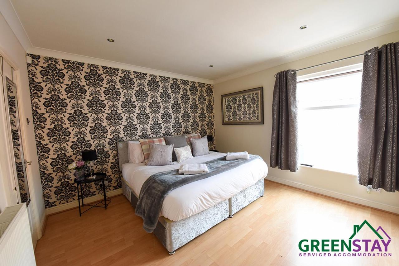 "Honeysuckle House Chester" by Greenstay Serviced Accommodation - Large 3 Bed House, Sleeps 6, Perfect For Contractors, Business Travellers, Families & Groups - Chambres d'hôtes Chester