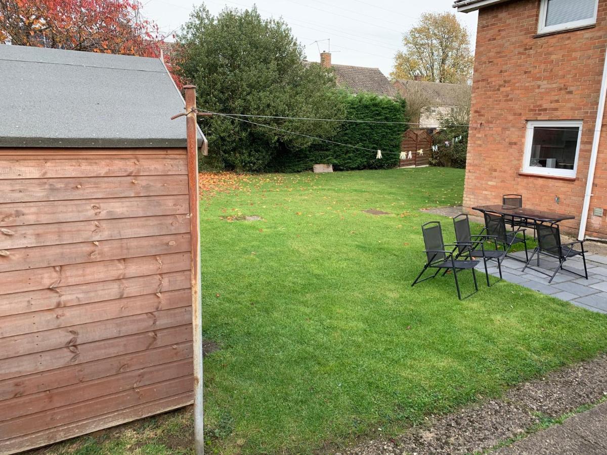5 bedrooms, 2 Reception Rooms, 2 Shower Rooms, Sleeps up to 7, Parking, Free WiFi & Netflix, Large Garden - B&B
