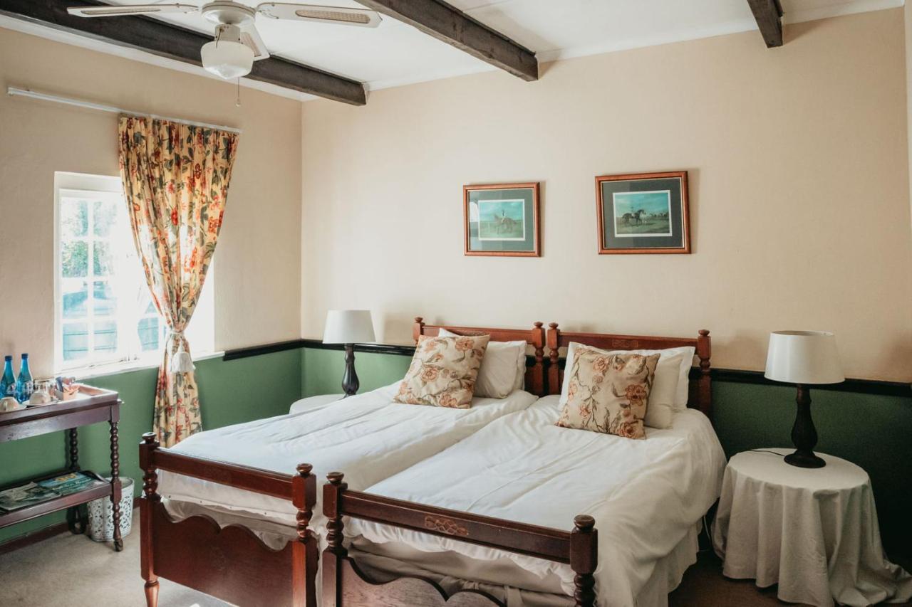 Tweepersoonskamer met 2 Aparte Bedden en Eigen Badkamer