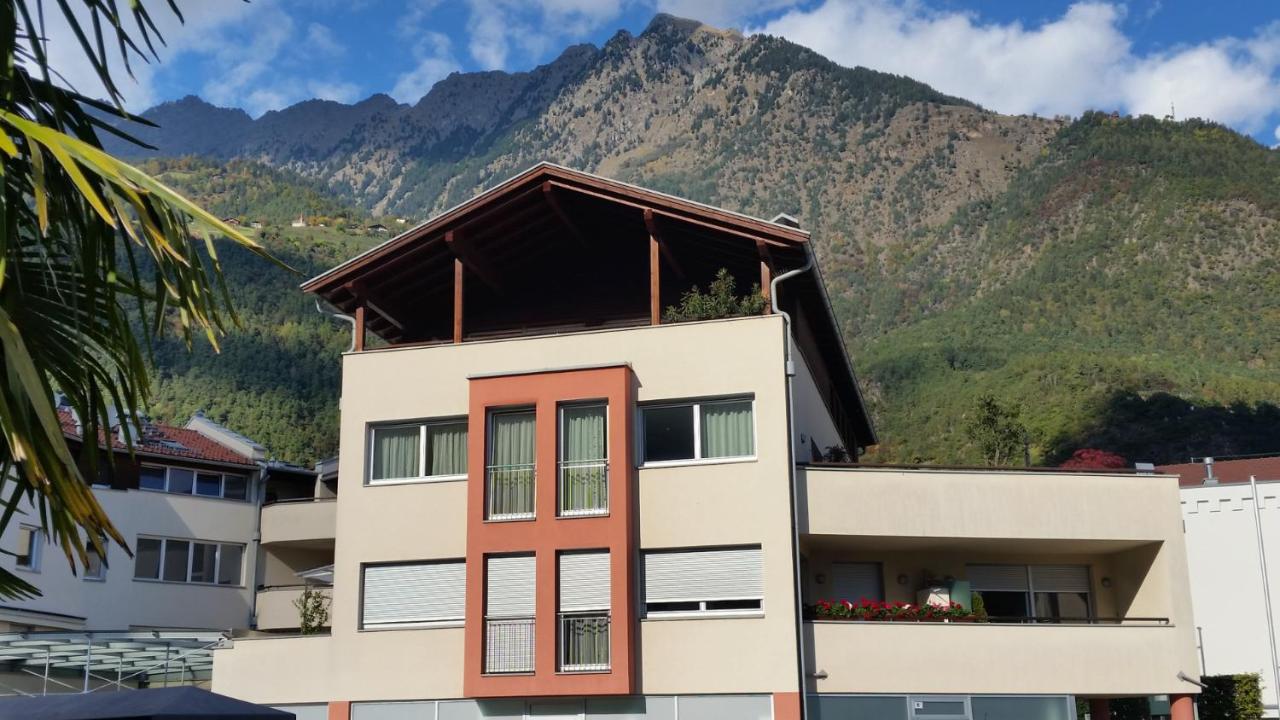 Ferienwohnung mit Garage, Fahrradraum und sehr großer sonnenverwöhnten Terrasse - Chambres d'hôtes Lagundo