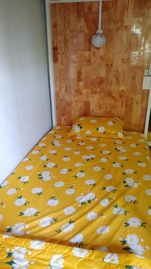 Cama en habitación compartida con 4 camas