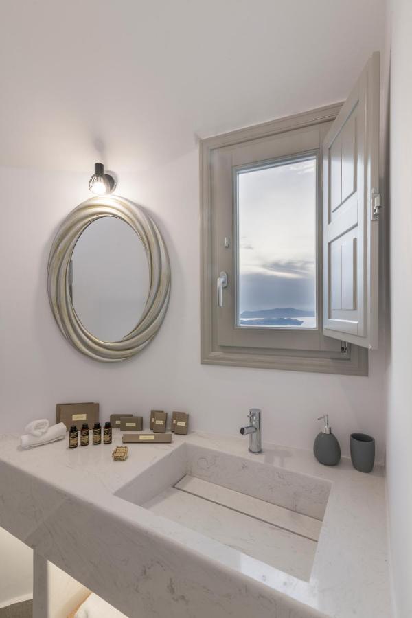 Suite Venus mit Whirlpool und Ausblick auf die Caldera