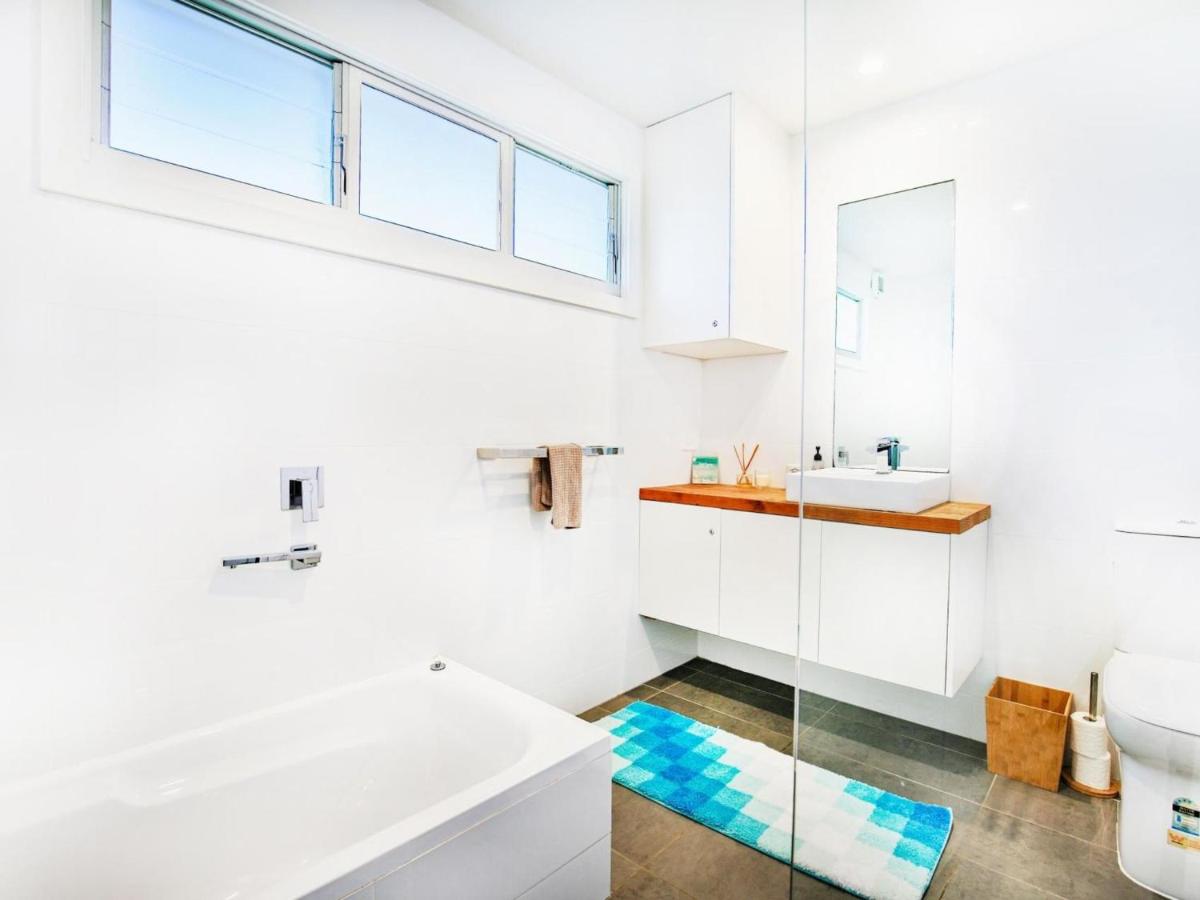 The Palings at Culburra I Pet Friendly Masterpiece - Bed and Breakfast