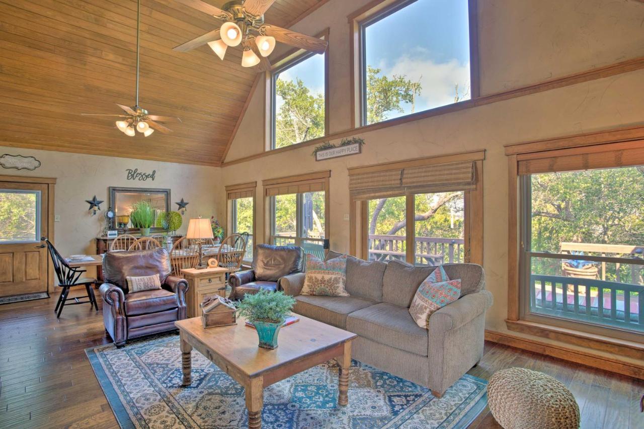 B&B Granbury - Lakefront Living Private Dock, Deck, and Game Room! - Bed and Breakfast Granbury