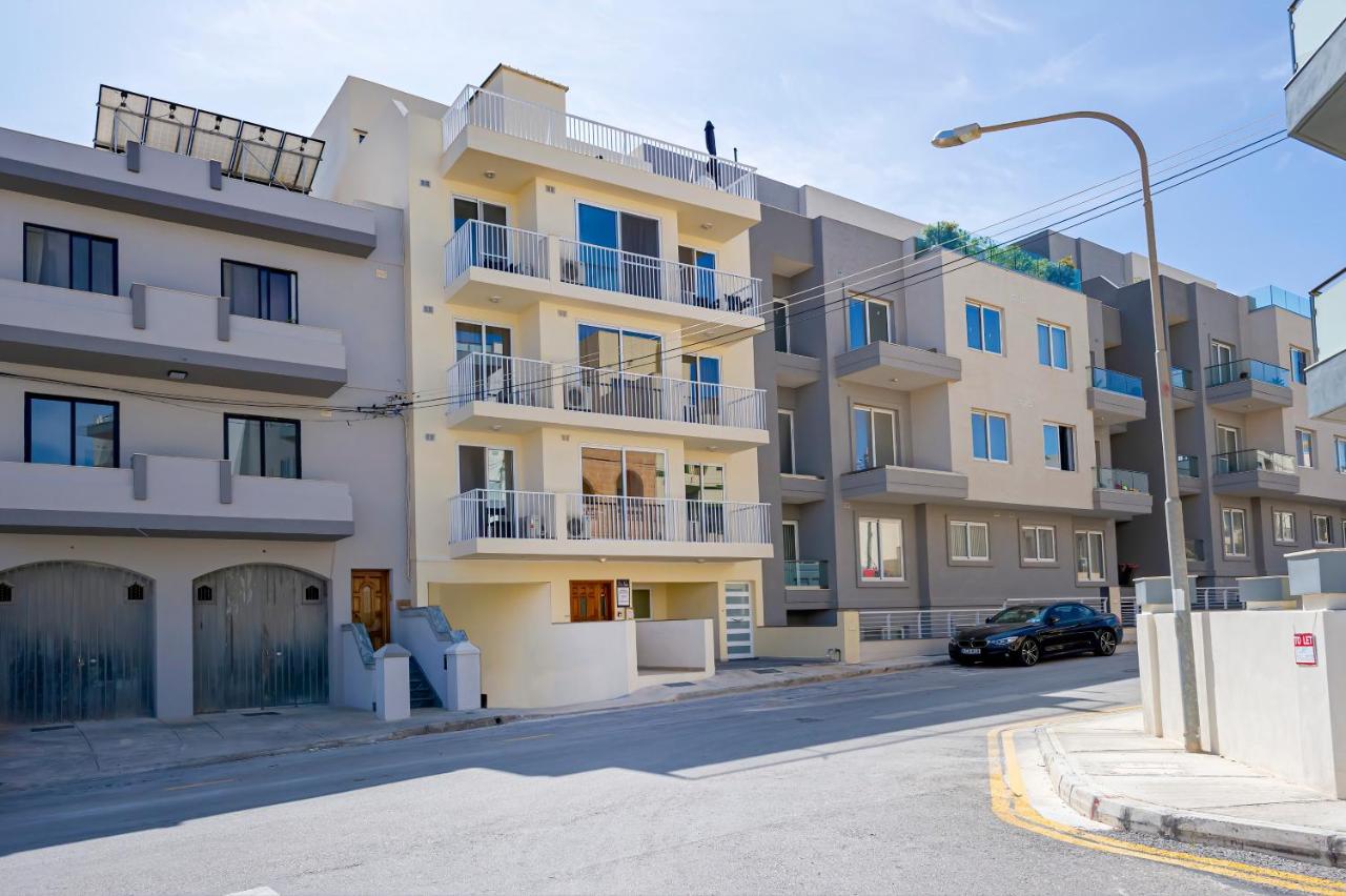 Summer Breeze apartment with terrace with Panoramic views - by Getawaysmalta - B&B Mellieħa