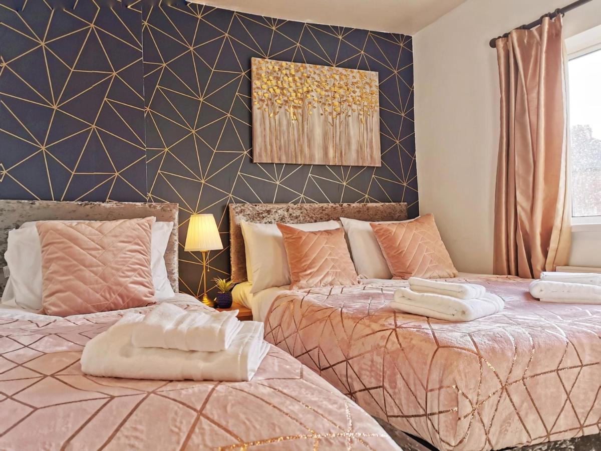 Highstone 4 Bedrooms Home 7 Beds With Parking and Garden - Bed and Breakfast Barnsley