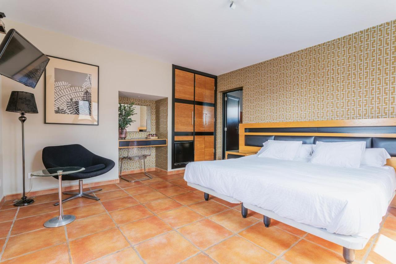 Chambre Double ou Lits Jumeaux - Vue sur Piscine