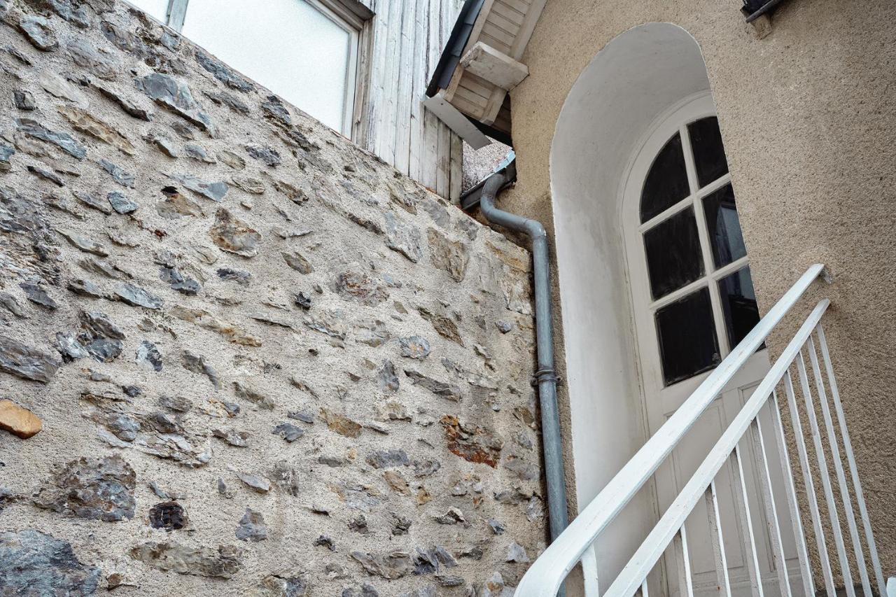 LE WOODY 700m Gare Wifi - B&B Laval