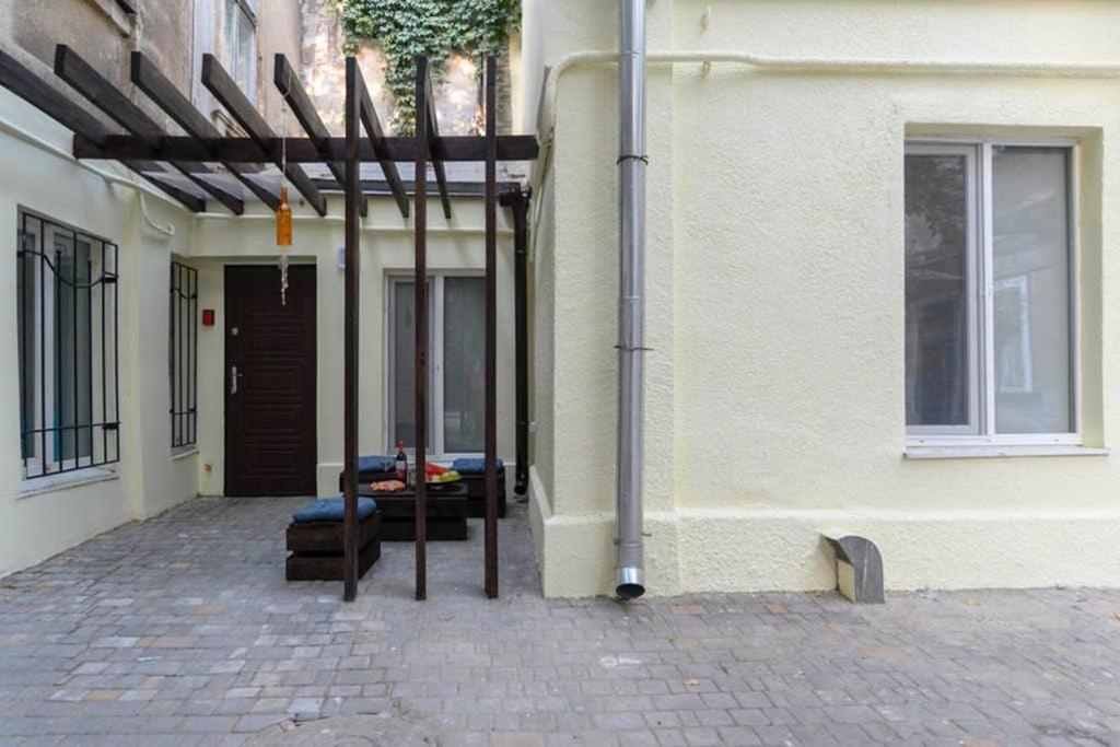 Три квартала от Оперного-тихий Лофт-Новый апарт - B&B Odessa