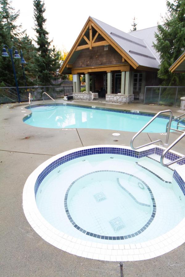 Amazing Location with PRIVATE Hot Tub by Harmony Whistler - Ferienwohnung