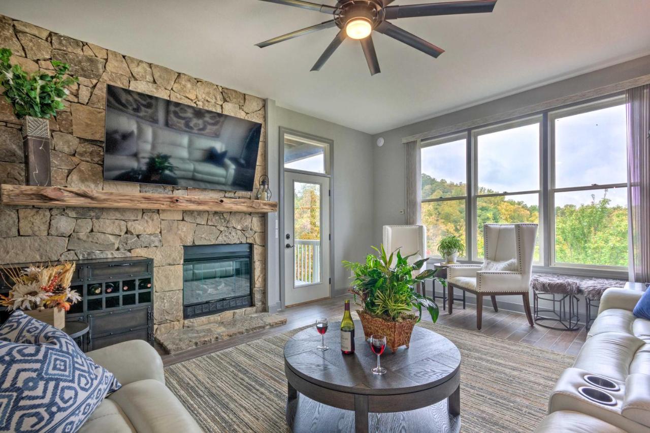 Modern Mountain-View Smokies Retreat with Balcony - Ferienwohnung