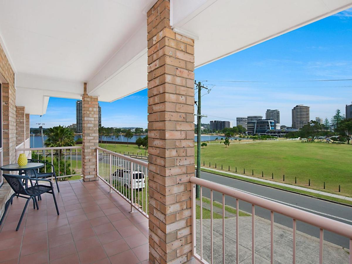 B&B Coolangatta - Tumut Unit 2 - Balcony with Tweed Harbour Views - Bed and Breakfast Coolangatta