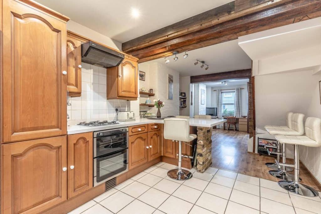 4 Bed 3 Baths in CENTRAL WINDSOR! WALK 2 ALL THE SIGHTS! LEGOLAND 5 MIN DRIVE - B&B Windsor