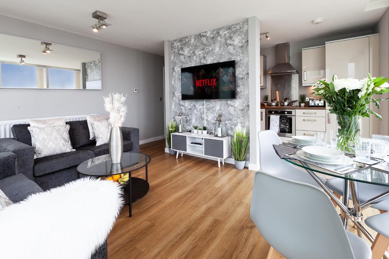 B&B Milton Keynes - 2 Bedroom 2 Bathroom Apartment in Central Milton Keynes with Free Parking and Smart TV - Contractors, Relocation, Business Travellers - Bed and Breakfast Milton Keynes