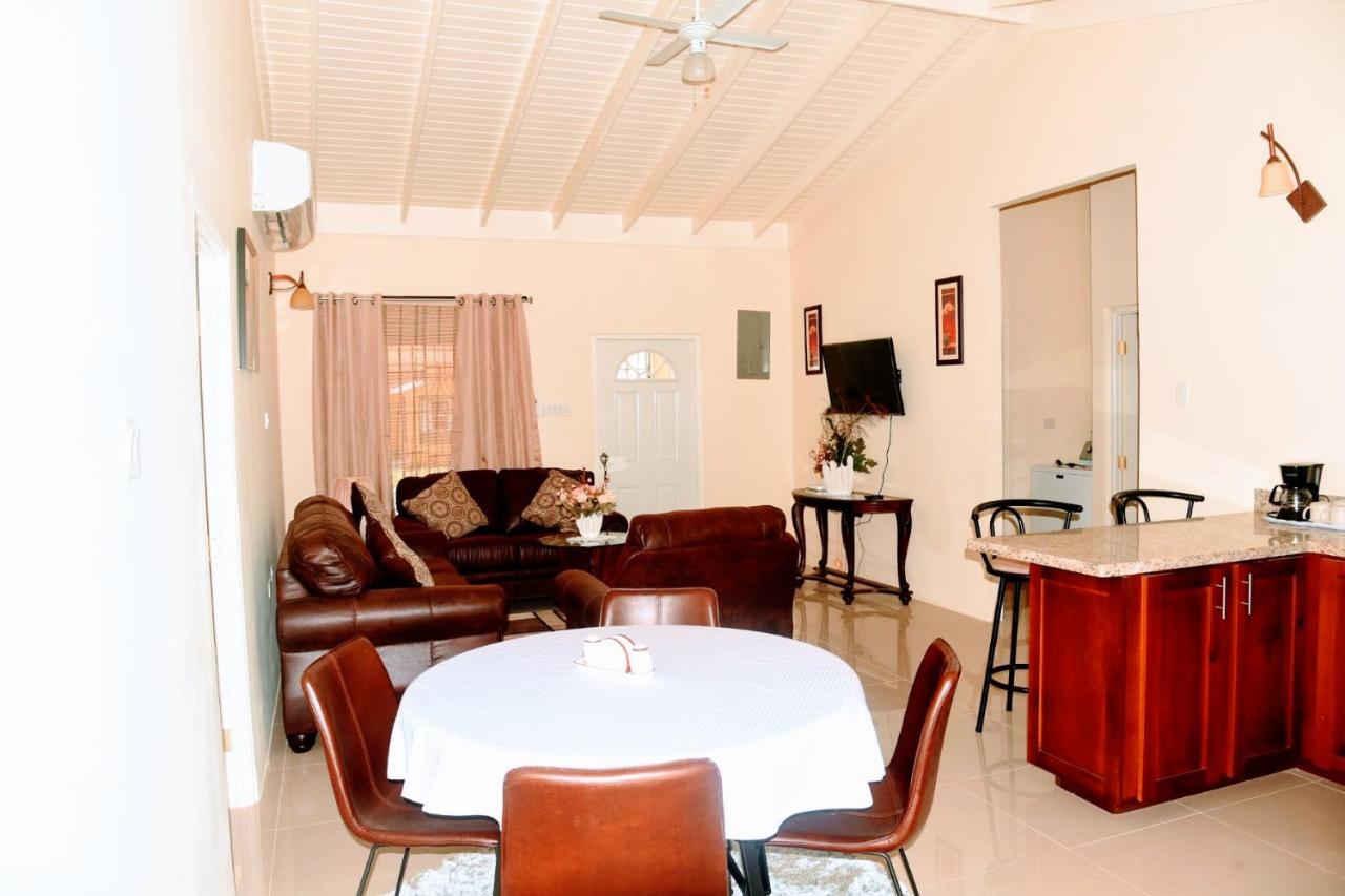 L&V Paradise Vacation Home with Pool and Gym - B&B
