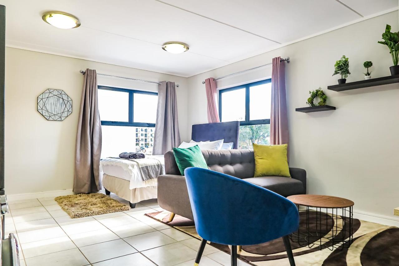 B&B Sandown - Insaka's 2 Greenlee Apartment - Greenlee Lifestyle Centre, Sandton - Bed and Breakfast Sandown