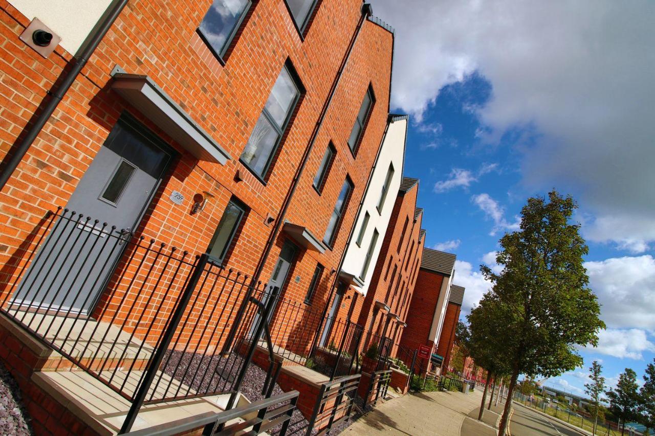 No 1 Marina Walk by SSW 3BR, Free Parking, Sleeps 5 Close to Marina, City Centre, Beach and M4 - Bed and Breakfast