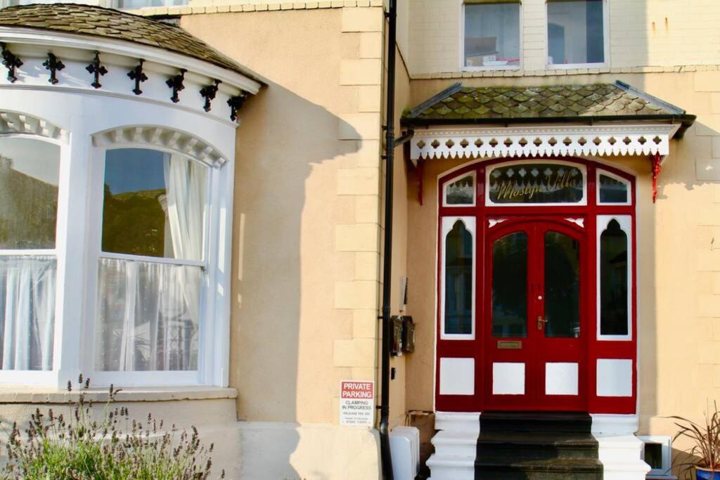 Mostyn Villa 2 Free Private Parking - B&B