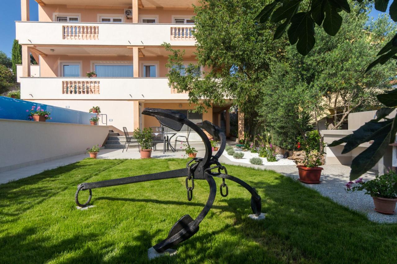 Apartments with pool Ivana Krk - B&B