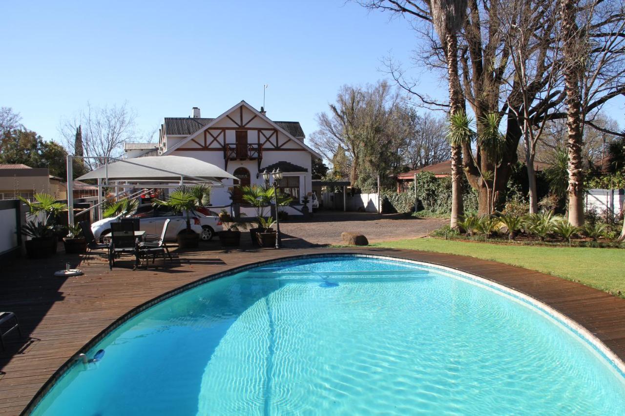 B&B Potchefstroom - The Oak Potch Guesthouse - Bed and Breakfast Potchefstroom