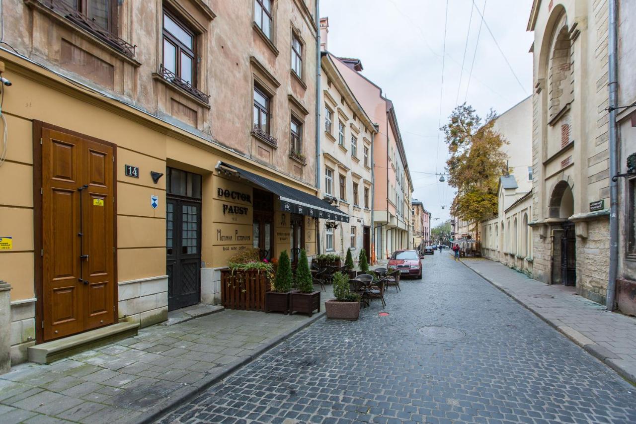 ROMANTIC Apartments- view of the Town Hall - Ferienwohnung Lwiw