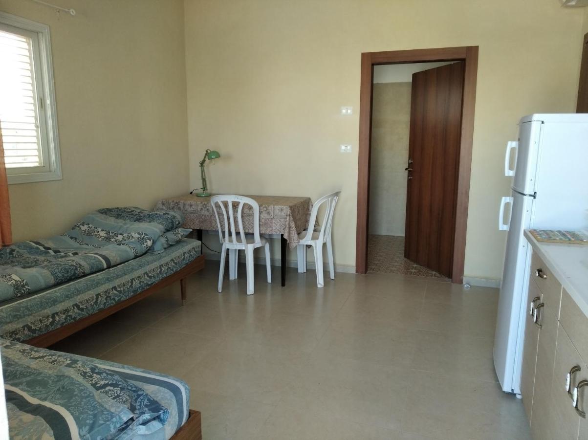 A Place to Lay Your Head - Gila Orlan - B&B Merhav Am