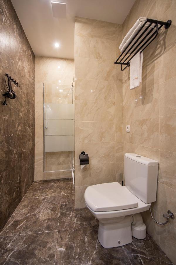 Deluxe Apartment with Balcony - Antonovycha 24