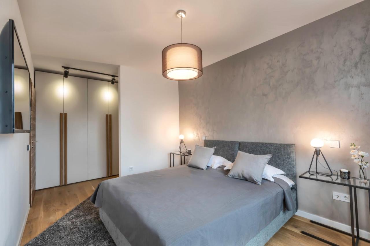 6th floor apartment (Balcony with city view, A/C)