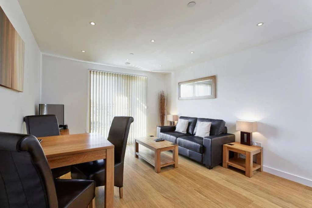 B&B Slough - MODERN APARTMENT at SLOUGH STATION, LONDON IN 18 MINS! - Bed and Breakfast Slough