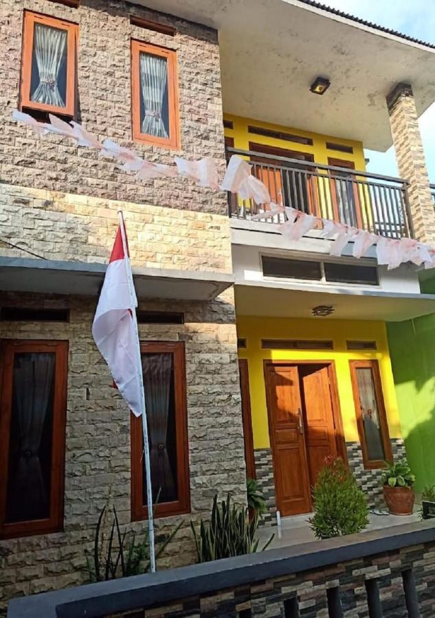 Homestay Kuning Ceria - Murah, Akses kota & wisata - Chambres d’hôtes