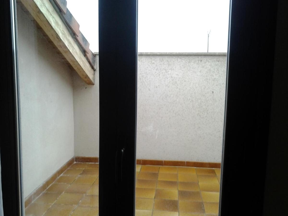 Bed in 8-Bed Mixed Dormitory Room with Shared Bathroom