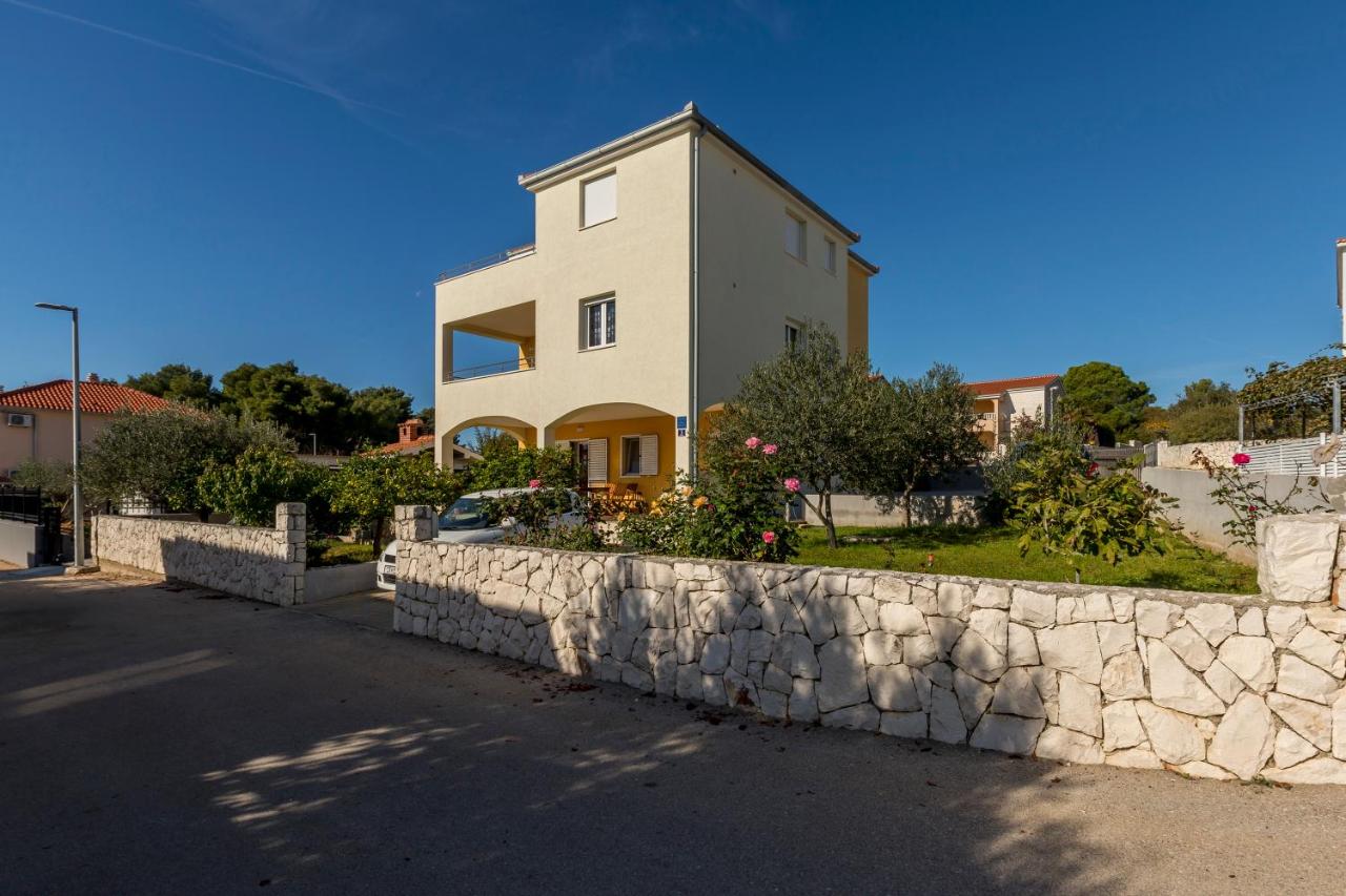 Apart sa Terasom 250m od Plaže,Parking,Wi Fi,Roštilj - B&B