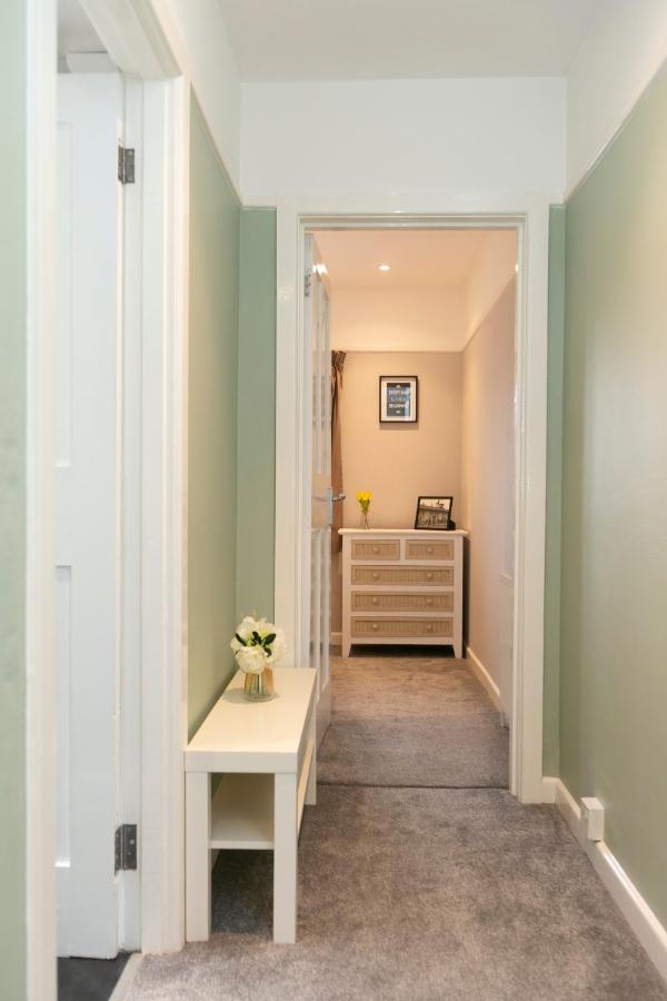 Your Oasis - Spacious Family House, Close to Beach, Shops, and Restaurants -Free Parking and Garden, Your Perfect Getaway - B&B