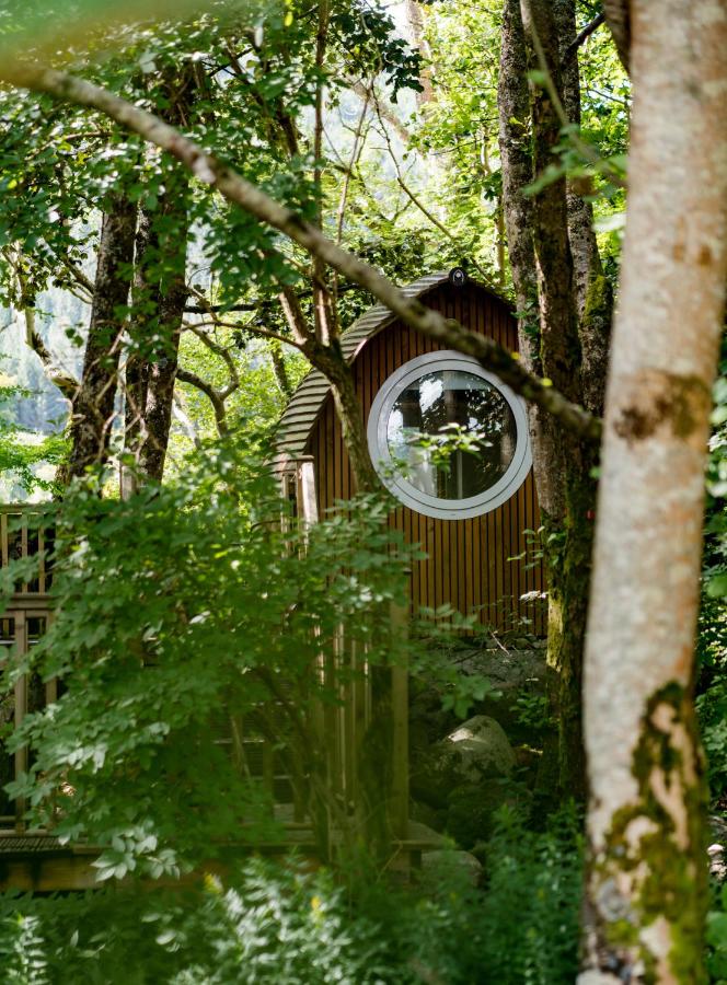 Apartamento con una terraza y una bañera de hidromasaje.