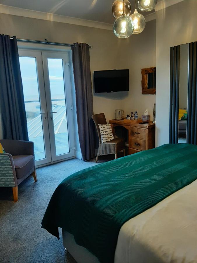 Habitación con cama extragrande y vistas al mar