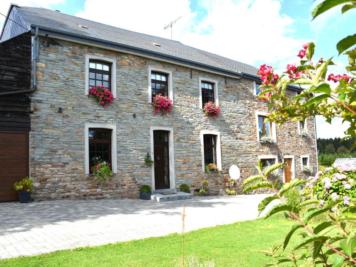 B&B Vaux-sur-Sûre - Spacious Holiday Home in Vaux-sur-Sure with Garden - Bed and Breakfast Vaux-sur-Sûre
