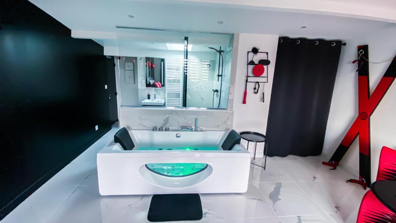 SECRET SUITE "Mr Grey" - Jacuzzi privatif - Gare RER C - Proche Paris - B&B