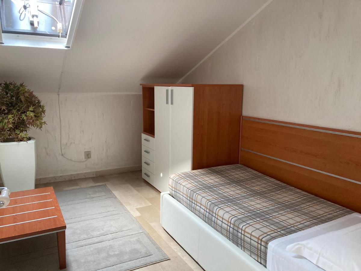 Appartamento con 3 Camere da Letto, Balcone e Vista Giardino 