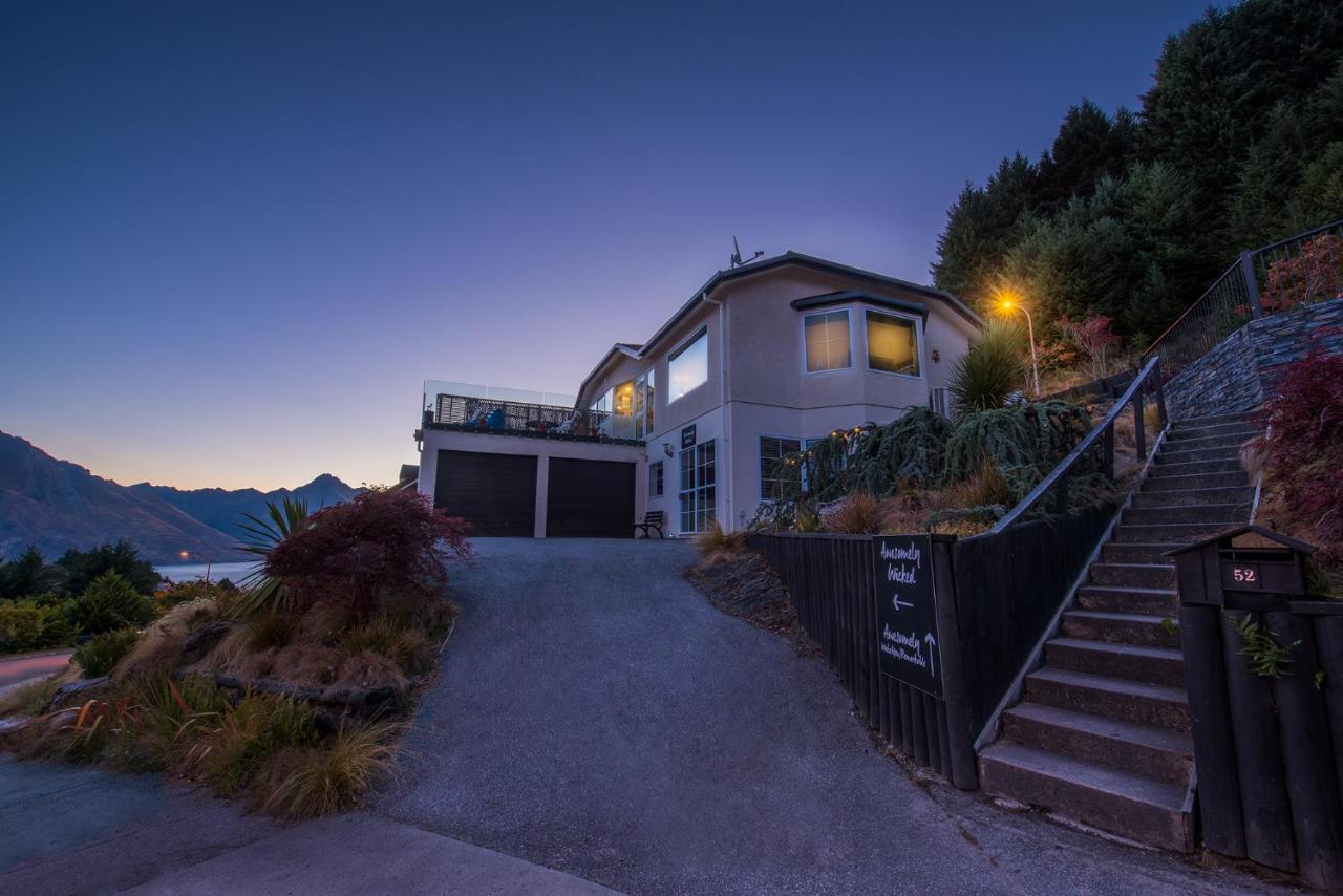 Awesomely Lakeview Queenstown Home - B&B